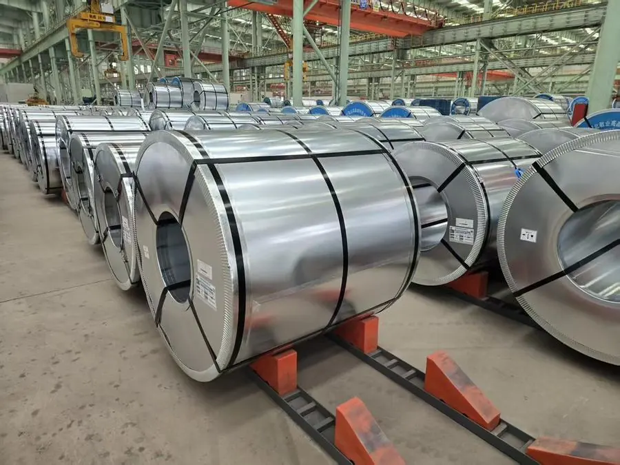 Bobinas de acero galvanizado en planta
